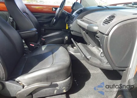 2010 Volkswagen New Beetle 2.5L Red Rock Edition z USA, uszkodzony, nr VIN 3VWRW3AG1AM034723